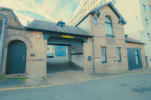Executive Coach House on the Hoe 2 free parking spaces