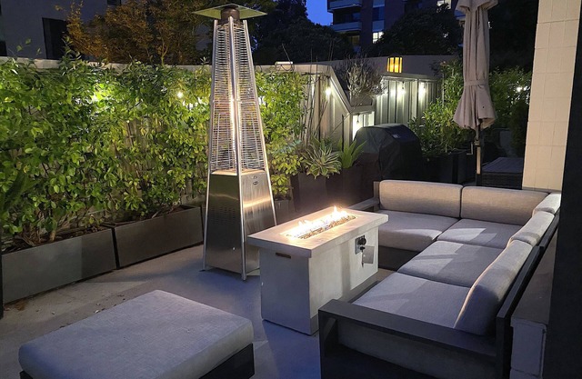 Executive Condo, dog friendly, lovely wraparound garden