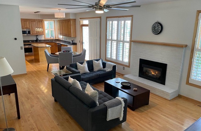 Executive home nearby Twin Cities, MOA, MSP airport, etc.