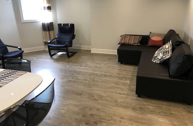 Executive Independent Gemütliche Kellerwohnung mit 2 BR, 2 WR, Küche, Sofabett