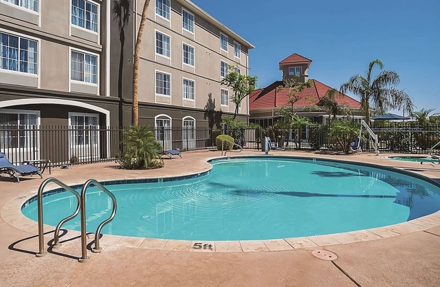 Executive King Room, La Quinta Inn & Suites, Complimentary Breakfast