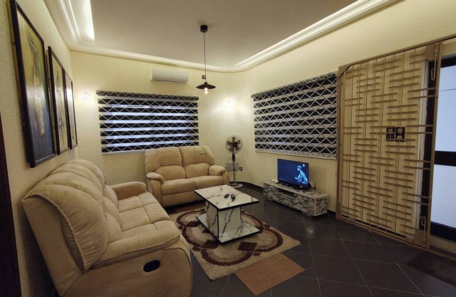 Executive-Zimmer mit Kingsize-Bett in Akpakpa, Cotonou, Benin