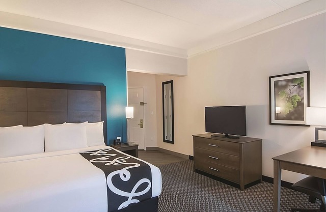 Executive King with Pool View, La Quinta Inn & Suites, Free Breakfast, Near UCF