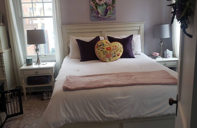 Executive/Reverse Snowbirds Style Apartment in Beautiful Village of East Aurora