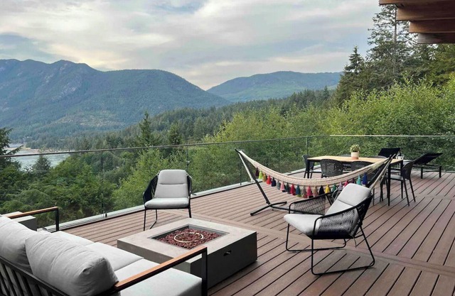 Executive Modern Sechelt View Home.