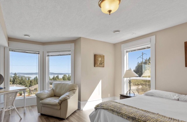 Executive Ocean View pet friendly Suite Sleeps 10 guest