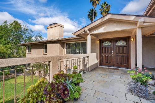 Executive Retreat by Cardo - Renovated, Spacious