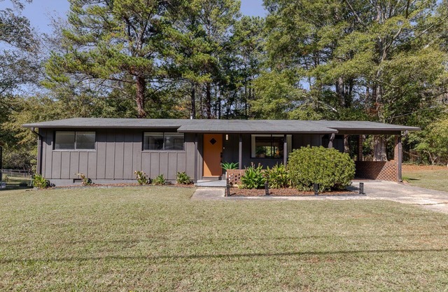 Remodeled 3-bedroom house walkable to Downtown Woodstock