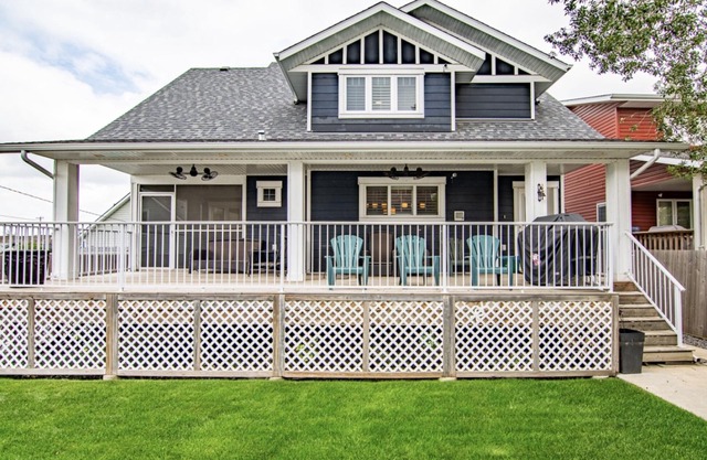 EXECUTIVE-STYLE MODERN FARM HOUSE