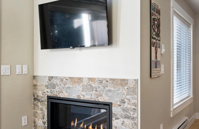Executive Suite! Luxurious space w/private deck. Stroll to shops & restaurants.
