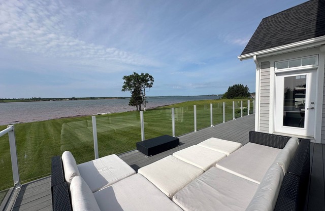 Executive Water Front Home With Steps To Water, 15 Mins to Downtown