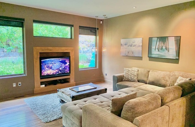 Executive Wilderness Getaway Minutes from Downtown
