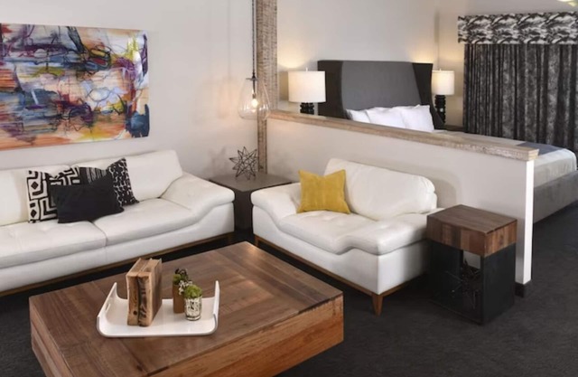 Expanded King Cosmo Suite, Stoney Creek, Balcony, Private Whirlpool!