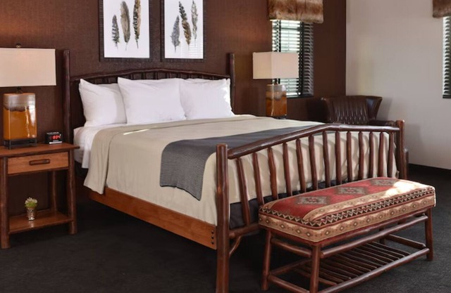 Expanded King w/ Whirlpool, Stoney Creek Tulsa, Living Area w/ Dry-Bar