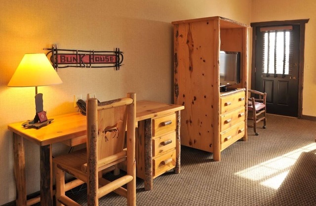 Expanded King with Whirlpool, Next to Mississippi River, Stoney Creek
