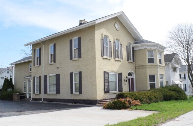Expansive 1-Bedroom Apartment with Large Rooms and Dedicated Workspaces