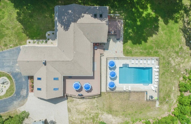 Expansive Beautiful Ranch with Pool and hot tub. Close to Beach Sleeps 20+