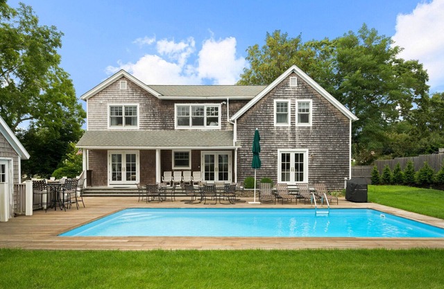 Sonnengef��lltes Anwesen etwas außerhalb von East Hampton Village, abgelegene Umgebung mit weitläufigen Hinterhof und Pool