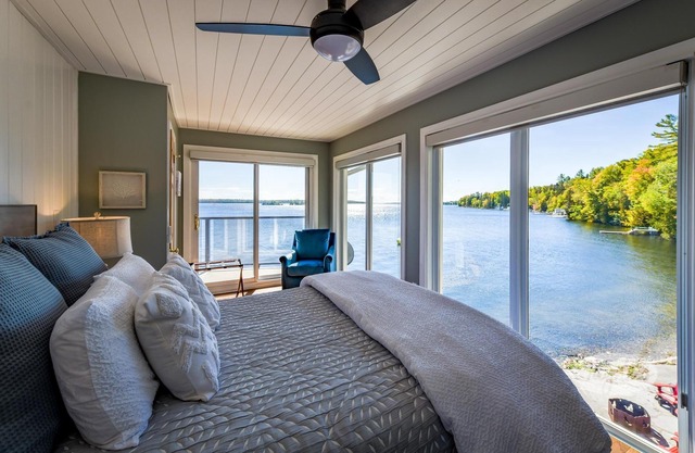 Expansive luxury cottage on Pigeon Lake! 2 Bunkies, Watertoys and Firepits!