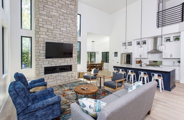 Expansive, Modern Loft House - Sleeps 12