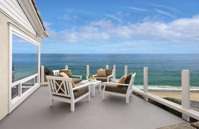 Luxury Beach Villa mit weiten Ozean und Wildwasser-Ansichten