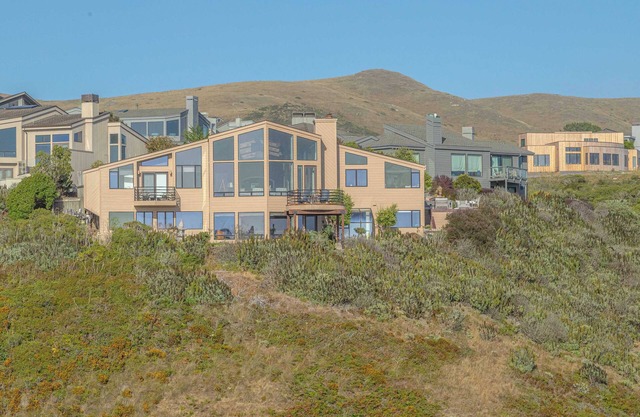 Expansive Ocean-View Retreat w/Home Theatre & Spa
