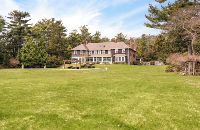 Expansive Quiogue Home Between Westhampton and Quogue, Private Pool and...