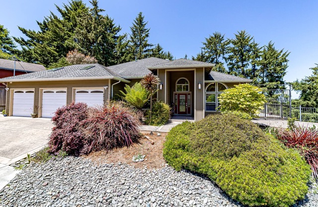 Expansive retreat with multiple decks, grill, air hockey, fast WiFi & media room