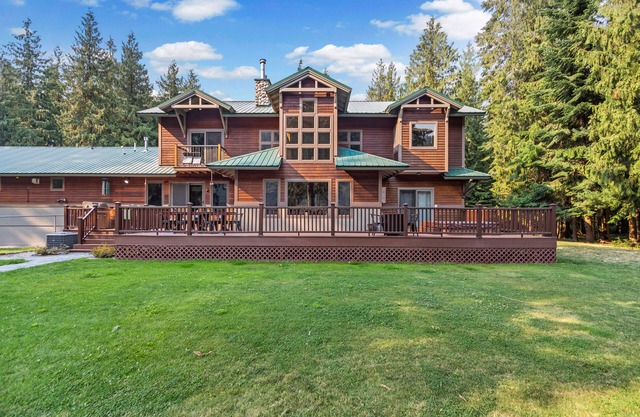 Expansive Riverfront Lodge w Dock, Game Room, Bar, Spacious Deck & Pet Friendly!