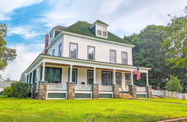 Expansive Victorian close to Saratoga Springs and Lake George