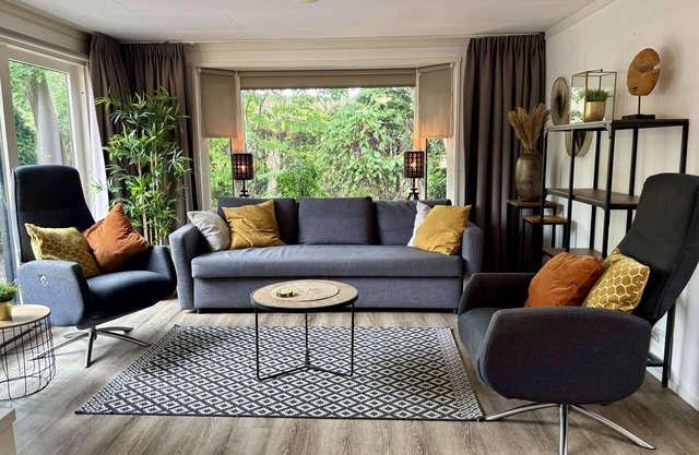 Erleben Sie einen unvergesslichen Urlaub in unseren gemütlichen Cozy Lodges, perfekt für 4 Personen! Diese freistehenden Unterkünfte von ca. 60m² bieten viel Platz und Komfort und befinden sich auf einem wunderschönen Grundstück mitten in der Natur d