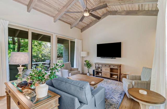Experience Coastal Elegance: Newly Renovated Villa in South Beach Marina