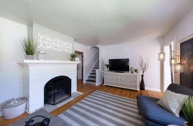 Experience Caldwell Charm/Visit the Wineries at this Historic 4 bdrm House+ WiFi