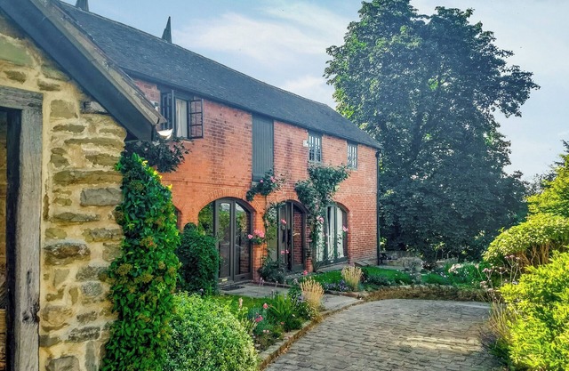 Experience charming countryside living in this beautifully renovated Oast House apartment.