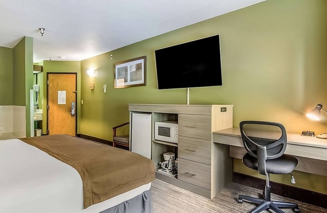 Experience Comfort in Poulsbo! Pet-friendly, Free Parking