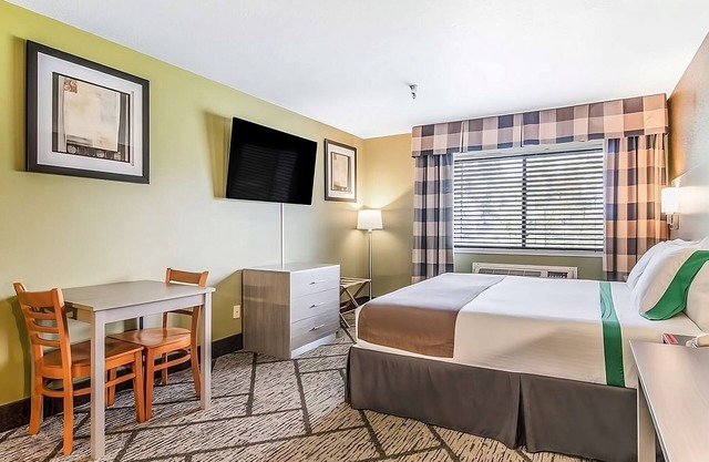 Experience GuestHouse Poulsbo! Free Parking, Pets Allowed