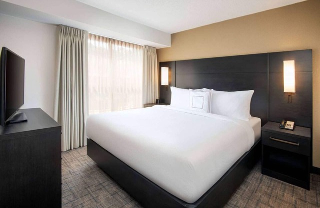 Experience Kennesaw's Charm! 2 Relaxing 2BR Suites with Breakfast, Pet-friendly!