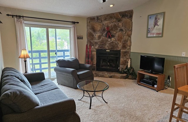 Experience ‘Mountain Charm’ | Vaulted Ceilings, Fireplace & Walk-to-Slopes Access in Canaan Valley