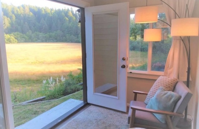 Experience rural living amongst towing Redwoods just 10 minutes from town.
