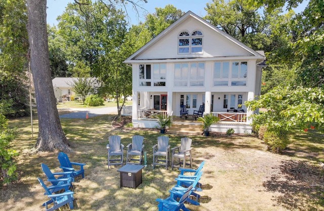 Experience the Chesapeake Bay lifestyle at the historic and waterfront Bay Dreams