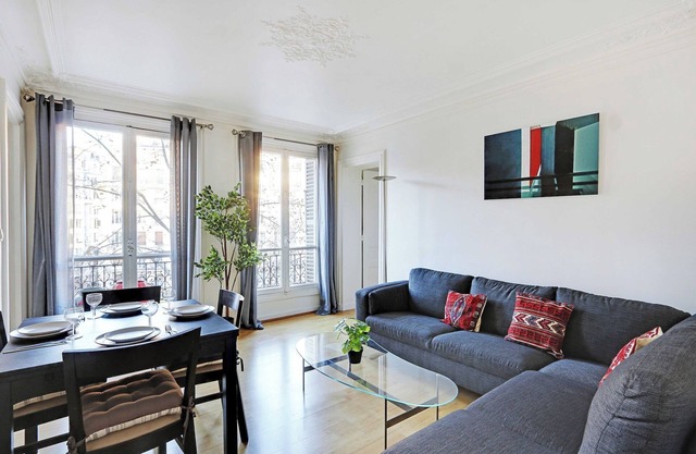 Erleben Sie den Pariser Lebensstil: 2BR in der Nähe von Porte Maillot