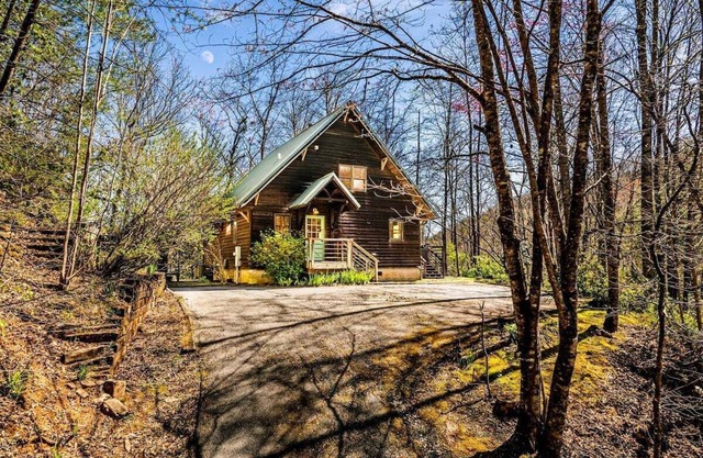 Experience the serene beauty of Bryson City in the cozy 2-bedroom Laurel Branch cabin