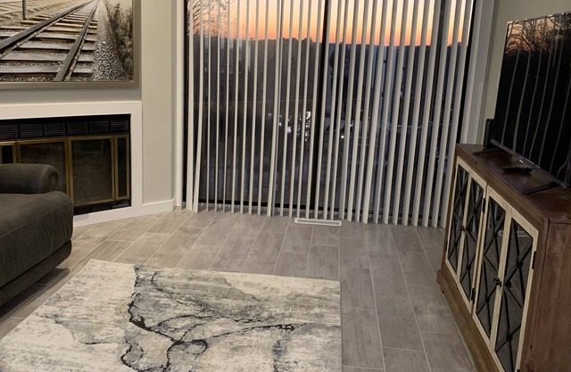 Experience the Ultimate Getaway in Hot Springs' premier Condo with Lake Views
