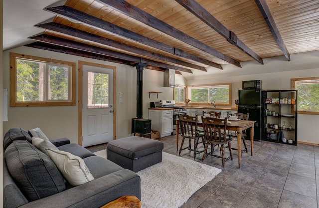 Experience the Real Tahoe, 7 Acres, Minutes to Beaches/ Lake/ Heavenly, Wifi: Wilderness Way