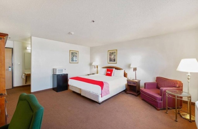 Explore Indiana Dunes From our Pet-Friendly Room with Free Parking