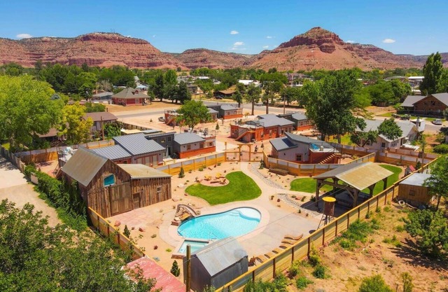 Explore Kanab: Timber & Tin E 2BR Roof Deck, Pool, Hot Tub and Game Barn. Close