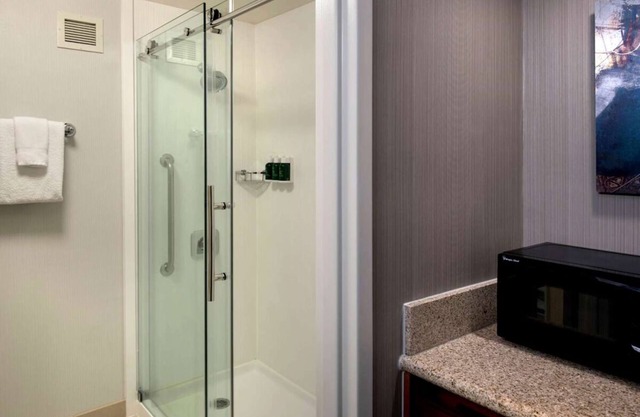 Explore Milford's Charm, Indoor Pool, Pet-Friendly Unit near Fairbanks Land!