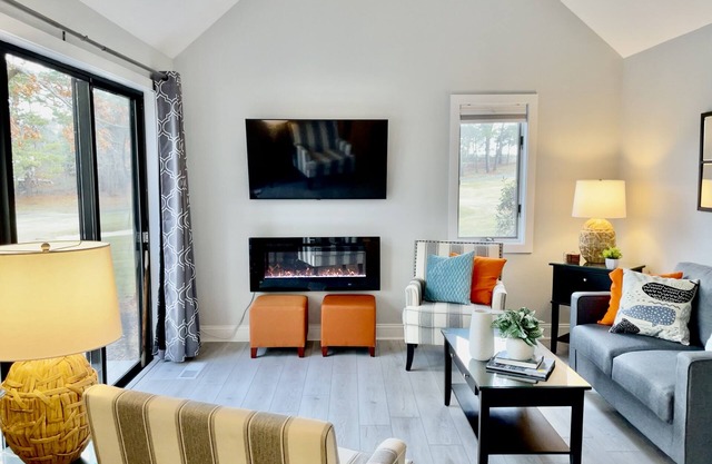 EXPLORE NEW SEABURY'S YEAR ROUND CHARM - Views + Beach+ Pool+ Deck.