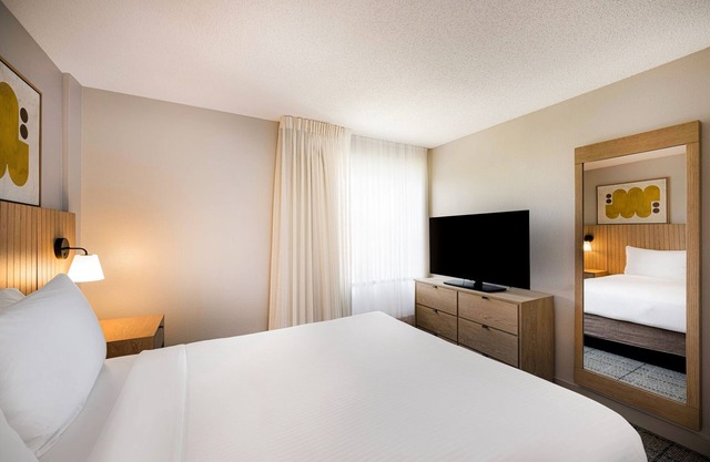 Explore Newport Centre! Three Stylish Suites, Shopping. Near PATH Train