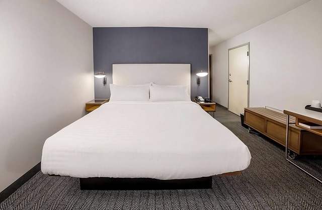 Explore Phoenix Zoo! Pet-friendly Unit! w/ Onsite Pool, Jacuzzi & Sun Terrace!